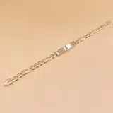 Pulsera de plata 925 con cadena de eslabones tipo fígaro y placa rectangular para grabar.