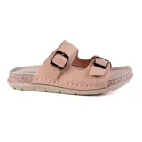 Sandalias bajas color rosa, con doble tira en el empeine y hebillas metálicas.
