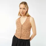 Chaleco de crochet color beige con botones frontales y escote en V.