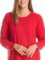 Buzo de tejido con textura de trenzas, color rojo, escote redondo y mangas largas.