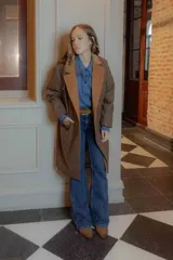 Tapado marrón con solapas color camel, de paño 100% lana, corte recto y largo hasta la rodilla.