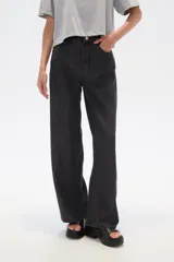 Pantalón de jean azul oscuro, de corte recto y tiro alto.