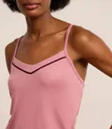 Conjunto de pijama compuesto por un top de breteles finos con detalle de bies contrastante en el escote y un short con cintura elástica.