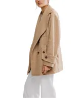 Abrigo tipo peacoat de corte oversize y silueta cuadrada, confeccionado en mezcla de lana con patrón de espiga en tonos negro y gris. Presenta cuello de solapa, cierre frontal de doble botonadura y mangas largas.