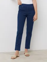 Jegging de algodón elastizado azul, marca Ruby Rd. Pretina ancha elastizada. Delantera con bolsillos simulados. Trasera con bolsillos aplicados.