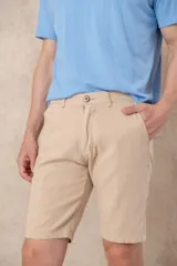 Bermuda color beige de corte clásico.
