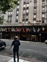 Remera negra de algodón, corte oversize, con estampado en la espalda de un diseño artístico en tonos grises y blancos.