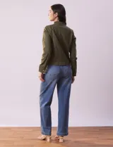 Campera de algodón negra, marca Baccini, con abertura central con cierre y bolsillos delanteros.