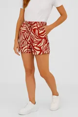 Short estampado de viscosa, holgado y de tiro alto, con cintura elastizada y lazo ajustable.
