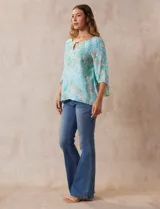 Blusa de gasa estampada marca Ruby Rd. con cuello redondo, escote en V con aplique metálico, delantera con sobre capa y terminación asimétrica. Manga ¾ amplia.