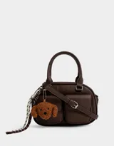 Cartera bowling marrón chocolate de cuerina con doble bolsillo frontal con solapa y broche, cierre superior, correa regulable y desmontable, manijas superiores y charm de perrito.