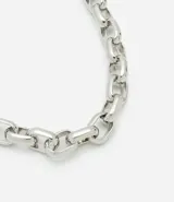 Collar corto plateado con cadena de eslabones ovalados. Cierre con ajuste. Accesorio de bisutería.