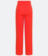 Conjunto sastrero color naranja, compuesto por un blazer entallado con solapas de muesca, cierre con lazo y pantalón de vestir recto de tiro alto.