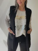 Remera negra de algodón con estampado de animal print en dorado, plateado y gris.