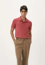 Camiseta tipo polo de manga corta, color azul oscuro, con cuello y tapeta de dos botones.