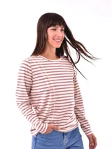 Remera manga larga color lila con cuello redondo y detalle de botones dorados en el hombro.