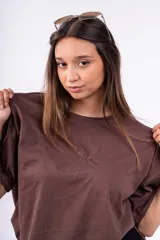 Remerón negro de corte holgado con cuello redondo y mangas cortas con dobladillo.