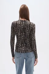 Remera negra de manga larga con cuello alto, confeccionada en viscosa y elastano, de corte ajustado.