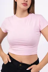 Remera corta de algodón color rosa, con cuello redondo y mangas cortas.