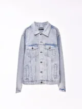Campera de jean negra con botones metálicos, bolsillos frontales con solapa y cuello clásico.