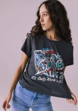 Remera gris con estampa frontal de la banda The Rolling Stones y la frase "It's Only Rock 'n' Roll".