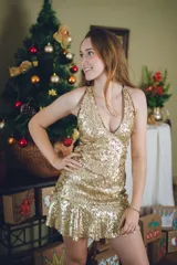 Vestido corto azul con estampado floral blanco, escote en V, breteles finos cruzados en la espalda, cut-outs laterales y volado en el ruedo.