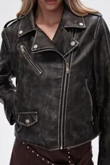Chaqueta marrón de eco-cuero, corte recto, con cierre asimétrico y cuello solapa.