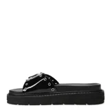 Sandalias negras tipo ojotas con plataforma, tira ancha con hebilla plateada y ojales metálicos.