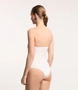 Body blanco de jersey, sin breteles, con escote recto y busto doble fruncido.