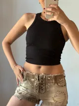 Musculosa negra ajustada al cuerpo, sin mangas y con cuello redondo.