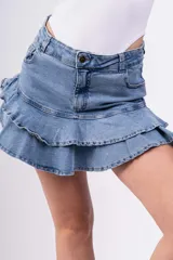 Minifalda de jean celeste con volados en capas.