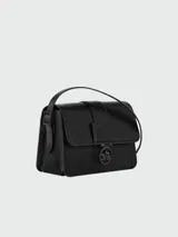 Bolso de hombro negro de cuero con correa larga ajustable y logo circular en el frente. Modelo Box-Trot de Longchamp.
