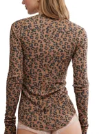 Cárdigan de manga larga, tejido en punto waffle, color marrón con estampado de leopardo en negro. Presenta un escote redondo y cierre frontal con botones a presión.