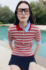 Remera polo de punto acanalado a rayas rojas, blancas y azul marino, con cuello rojo y tapeta de botones.