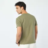 Camiseta verde oliva de seersucker con cuello redondo y mangas cortas.