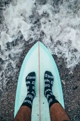 Par de medias negras con texto "Best Waves" en blanco.