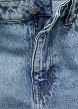 Pantalón de jean celeste de corte recto, tiro medio y largo cropped con terminación desflecada.