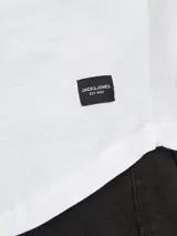 Camiseta blanca de manga corta y cuello redondo, con corte largo y tejido de jersey simple.