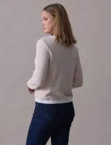 Cárdigan de punto tweed color beige, marca Ninety, con escote redondo, cierre frontal con botones metálicos dorados y bolsillos simulados.