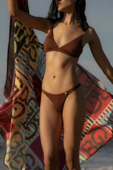 Pareo rectangular de tela fina con estampado de damero multicolor.