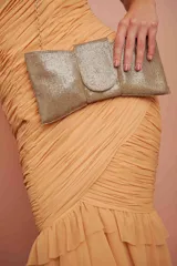 Clutch dorado con forma de moño cubierto de strass.