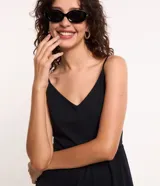 Vestido corto negro de algodón con breteles finos, escote en V y volado en el ruedo.