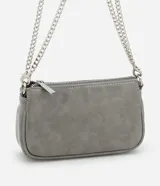 Cartera baguette color marrón con textura símil cuero, asa corta de cadena plateada y cierre superior con cremallera.