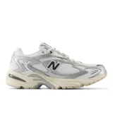 Championes New Balance modelo ML725, color blanco y plateado, con detalles en negro.