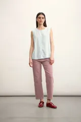 Blusa color crema sin mangas, de lino, con cuello redondo y corte recto.