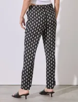 Pantalón estampado de rayas, con pretina ancha elastizada y lazo de ajuste, de corte recto y bolsillos oblicuos, marca Alexander Jordan.