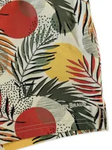 Short de baño blanco con estampado de hojas de palmera en tonos verde, rojo y amarillo.