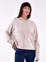 Campera con capucha y cierre frontal, color gris claro.