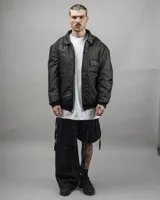 Campera reversible negra con un lado estampado y otro liso, confeccionada en textil impermeable. Corte amplio, talle Super XL.