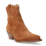 Botas texanas color tostado de gamuza, con tacón bajo y puntera fina, diseñadas para combinar elegancia y comodidad.